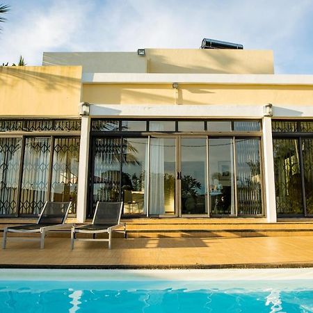 Villa Angelou - Sunlit Beach Getaway With Pool And Wifi Belle Mare Esterno foto