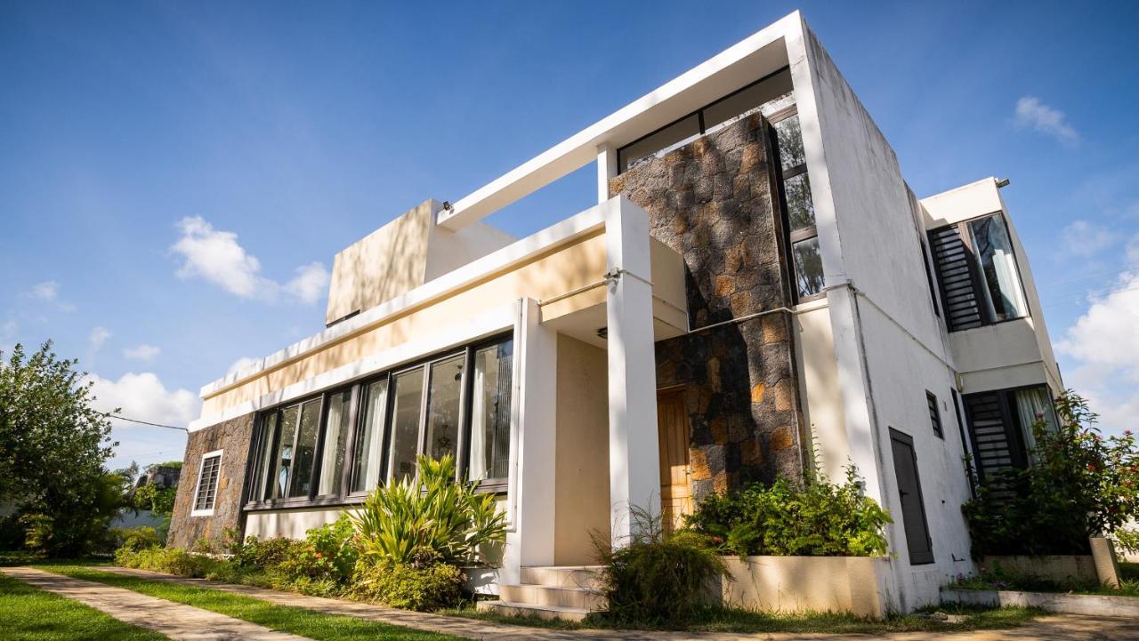 Villa Angelou - Sunlit Beach Getaway With Pool And Wifi Belle Mare Esterno foto