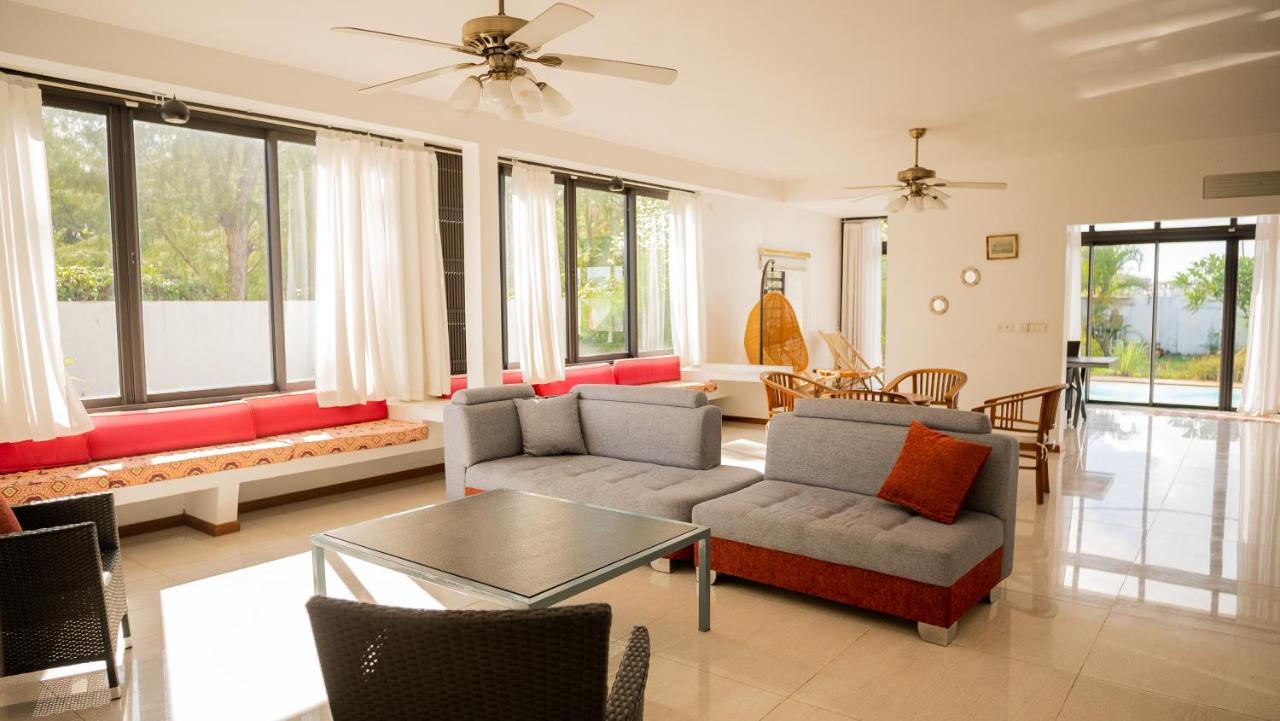 Villa Angelou - Sunlit Beach Getaway With Pool And Wifi Belle Mare Esterno foto