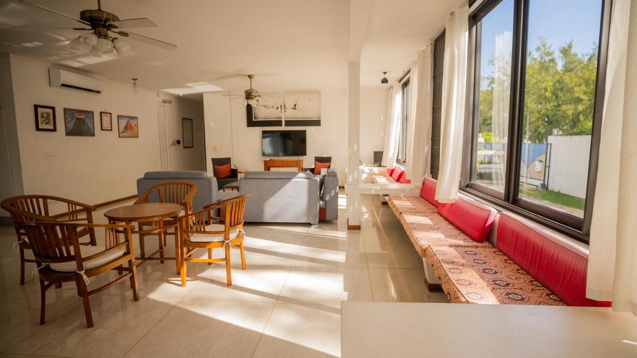 Villa Angelou - Sunlit Beach Getaway With Pool And Wifi Belle Mare Esterno foto