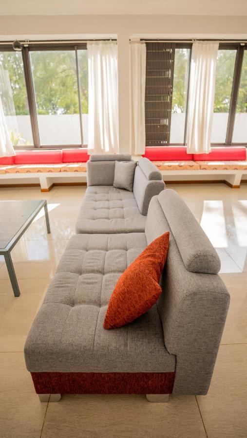 Villa Angelou - Sunlit Beach Getaway With Pool And Wifi Belle Mare Esterno foto