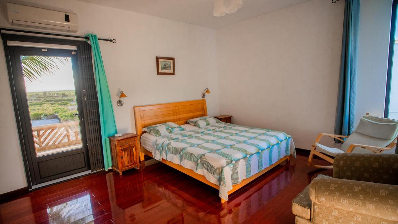 Villa Angelou - Sunlit Beach Getaway With Pool And Wifi Belle Mare Esterno foto