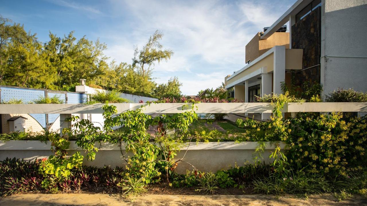 Villa Angelou - Sunlit Beach Getaway With Pool And Wifi Belle Mare Esterno foto