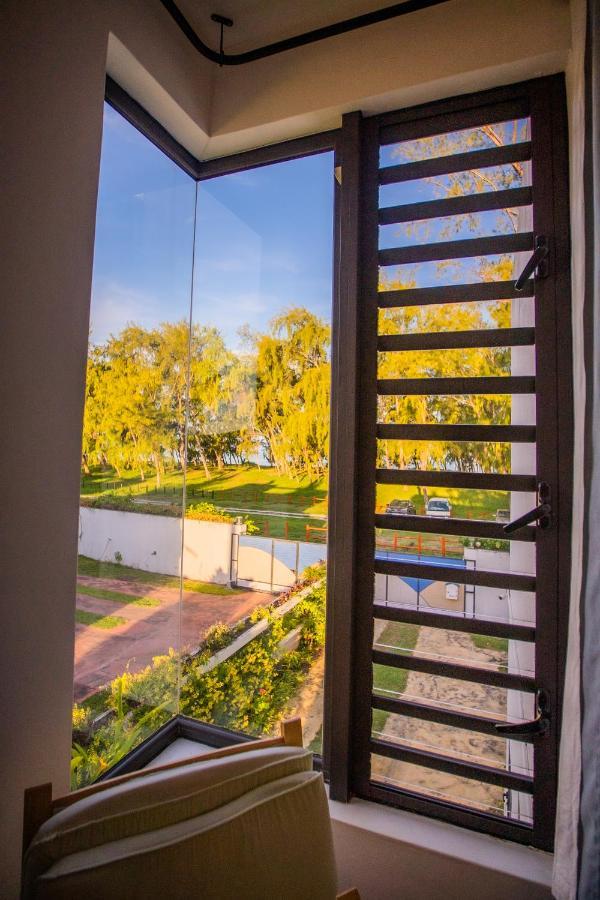 Villa Angelou - Sunlit Beach Getaway With Pool And Wifi Belle Mare Esterno foto